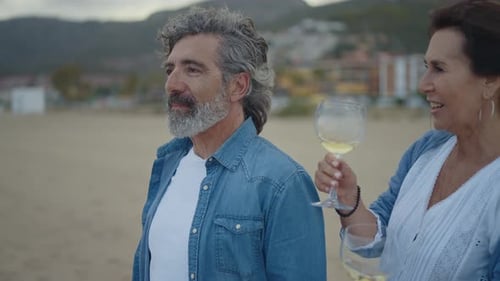 casal sênior passando um tempo na praia