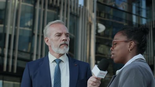 Schwarze Unternehmerin gibt Interview für den Nachrichtensender Outdoors
