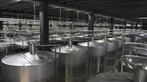 Massives industrielles Innenmetalltanklager und moderne Produktionsstätte