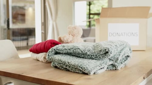 Zu Hause kuschelige Decken und Spielzeug für wohltätige Weihnachten spenden