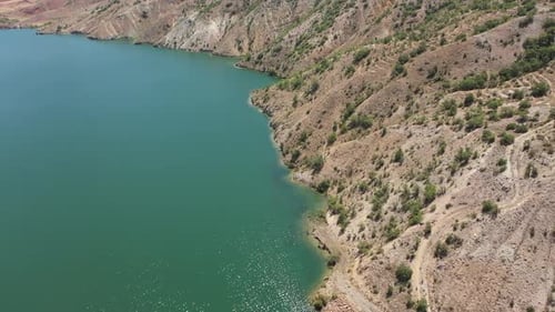 Vue aérienne des rives du lac Dam entre les collines