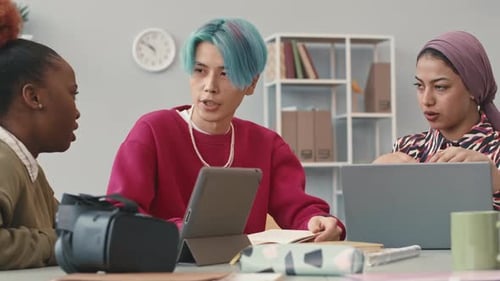 Engenheiros de software multiétnicos conversando no local de trabalho