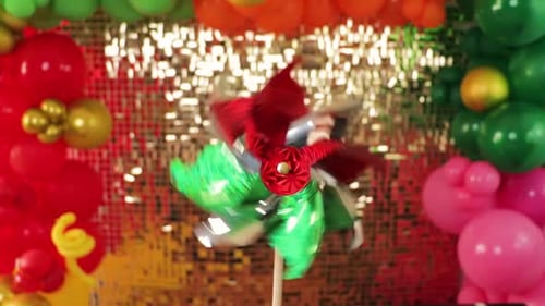 Cata-vento mexicano tradicional girando com decoração de balão e fundo dourado