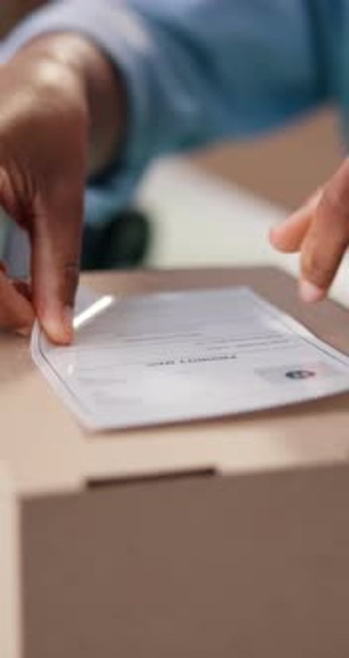 Mains, femme et étiquette avec boîte dans une petite entreprise pour la logistique, la numérisation de codes-barres et le commerce électronique