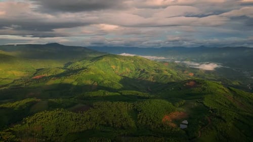 Luftdrohne eines wunderschönen tropischen Tals zwischen Bergen Die ersten Strahlen der aufgehenden Sonne brechen auf