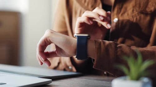 Belles mains d'une fille caucasienne dans des vêtements décontractés, jeune femme aux mains soignées utilisant Smart