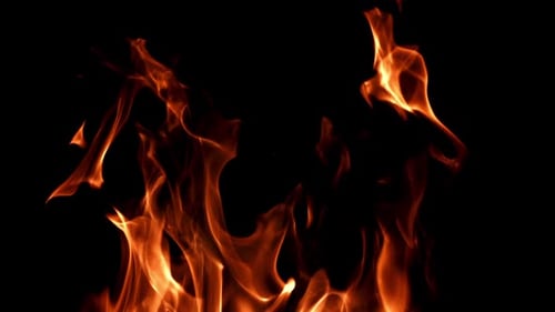 Flammen auf schwarzem Hintergrund, gefilmt in Zeitlupe mit 1000 Bildern pro Sekunde