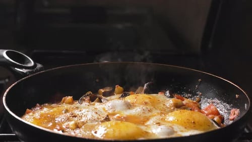 Huevos con verduras en sartén. Shakshuka casera
.