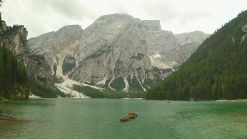 Maravillosa vista al lago en el bosque