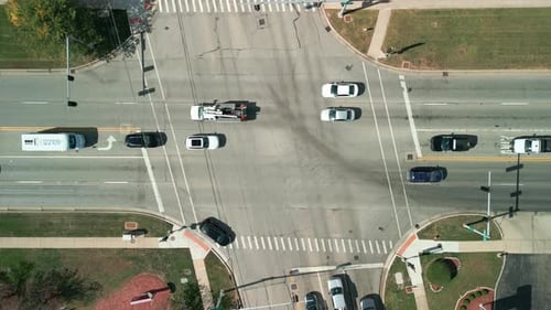 Foto aérea de cima para baixo de carros parados no cruzamento
