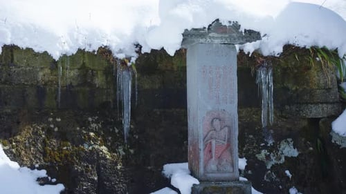 Estátua de Yamabushi dos praticantes de eremitas ascéticos de Shugendo em Yamadera, Japão