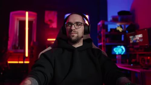 Hacker, der Code knackt, Computermann, Programmierer im Hoodie, knackt das System mithilfe des Computers im Dunkeln
