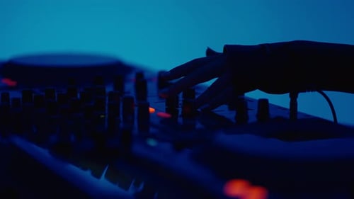 Vue rapprochée du contrôleur DJ dans une boîte de nuit Jeune femme mixant des pistes DJ Hands On DJ Mixer