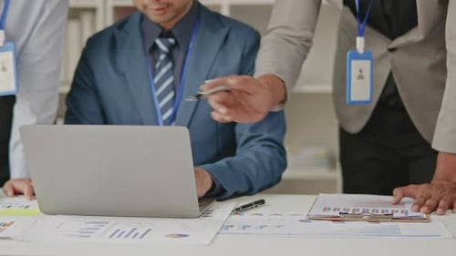 En gros plan, des hommes d'affaires travaillent et réfléchissent à des formalités administratives.