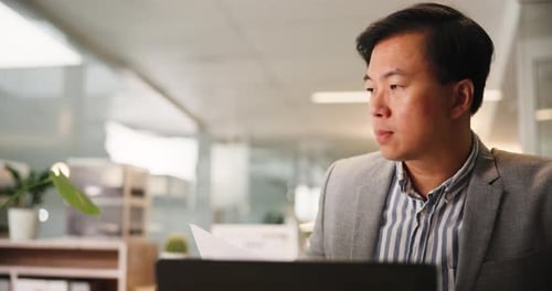 Homem corporativo, sério e asiático com laptop, escritório e gerente de vendas com notas para o projeto