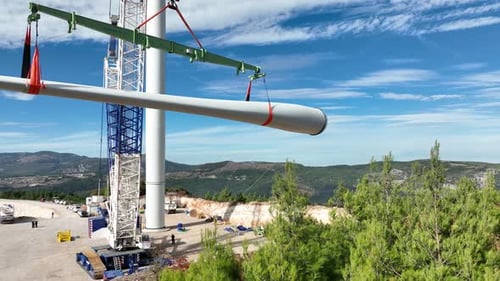 Vue aérienne de l'assemblage de pales d'éoliennes parmi les arbres