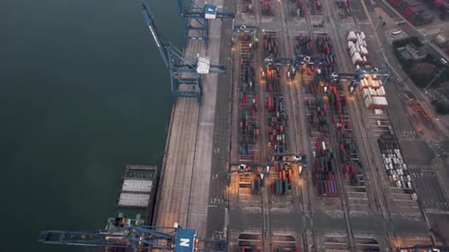 Filmmusik und majestätischer Blick auf Industriehafen und Containerschiffe