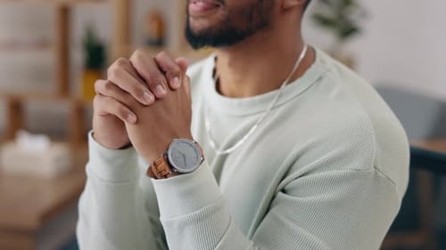 Jovem entrega oração, fé e esperança de carreira, emprego ou oportunidade de trabalho com a ajuda de Deus