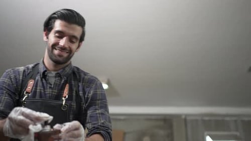 Carpenter arbeitet in der Werkstatt.