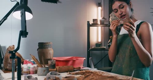 Une céramiste enseigne la poterie dans l'atelier en ligne.