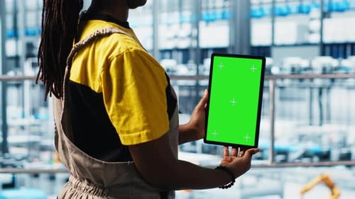 Robotiktechniker verwendet Chroma-Key-Gerät in der Smart Factory