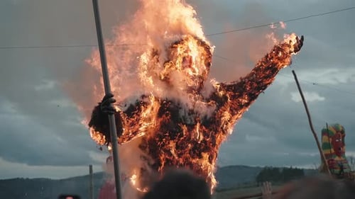 Das Bildnis eines Lagerfeuers entfacht die Karnevalsnacht von Podence in Portugal - Zeitlupe