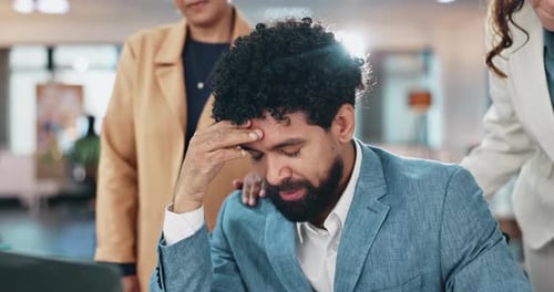 Feedback, gerenciamento de projetos e estresse com empresários no escritório juntos para um relatório on-line