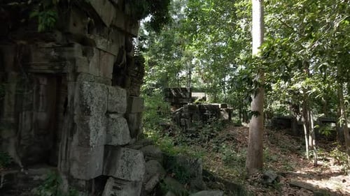 Vergessene Tempel von Kambodscha. Verlassener, überwucherter angkorianischer Tempel Chamreang - flieg durch