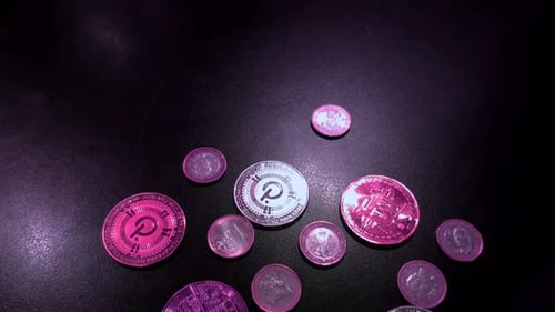 Pièces Bitcoin et Polkadot mélangées à des pièces violettes d'un euro, blockchain bear market web 3, numérique p