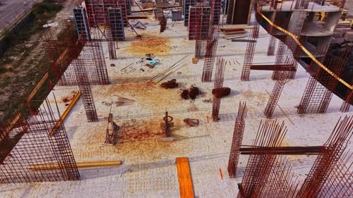 La actividad del sitio de construcción capturada desde arriba, que muestra un trabajo extenso