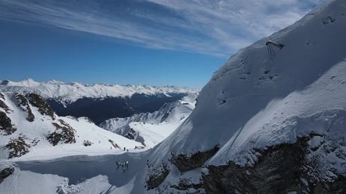 Aérien : majestueuses chaînes de montagnes enneigées à Krasnaya Polyana