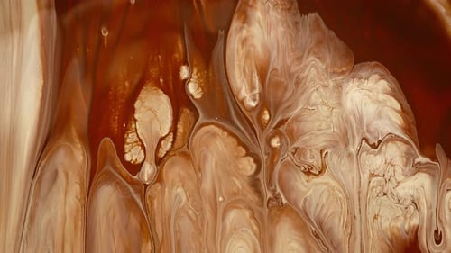 Des couleurs liquides brunes coulent lentement à la surface