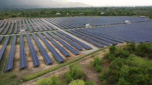 Blick von oben auf Photovoltaik-Solarpaneele. Drohnen-Luftbild der Stromversorgung von Sonnenkollektoren