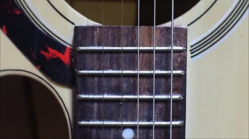 Gitarrenklammern an einer sechssaitigen Gitarre. Detailaufnahmen von Musikinstrumenten