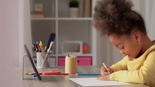 Enfance, créativité et concept artistique - Petite fille afro-américaine avec des crayons de coloriage dessinant...