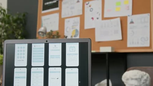 Pantalla de computadora con prototipos y tablero de documentos en UX Design Company