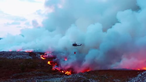 Chute d'eau par hélicoptère sur les feux de forêt en Californie, vue aérienne, prise par un Drone suivant un hélicoptère combattant un incendie