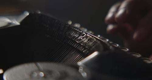 Le savoir-faire complexe d'une machine à écrire vintage utilisée avec précision et soin