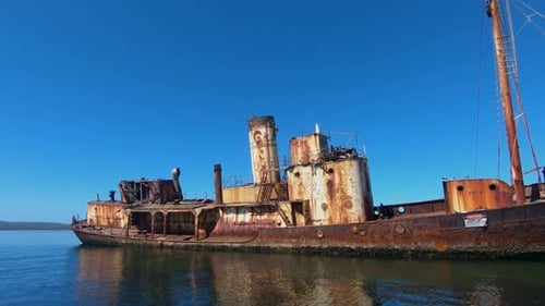 Altes verlassenes Schiff, das auf Grund gelaufen ist und in den Elementen verrostet ist.