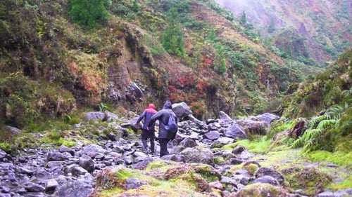 Randonnée rétrospective d'un sportif sur un sentier à travers les montagnes, marche sur des sentiers boueux après la pluie