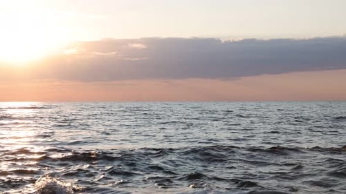 Malerischer Blick auf das wunderschöne Meer bei Sonnenaufgang, Kamera bewegt sich nach links