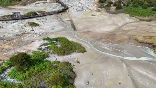 Drone voando em direção à atividade vulcânica na Cratera Sikidang, um famoso local geotérmico