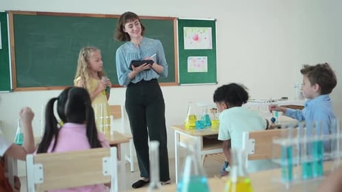 Teacher and students, Learn and experiment with science in a school science classroom.