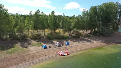 Vue aérienne des campeurs au bord du lac