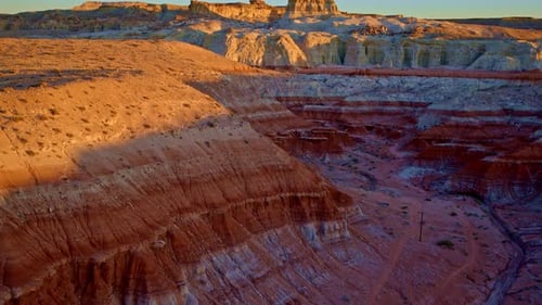 Drone volant à haute altitude capture l'étrange beauté des tours de pierre colorées des hoodoos crapauds.
