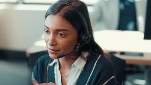 Service client, discussion et femme au centre d'appels pour le support, le CRM ou une solution bilingue pour l'informatique