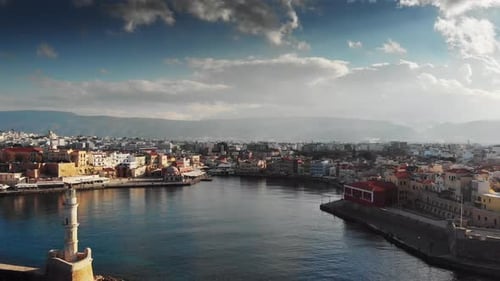 Leuchtturm und Hafen der Stadt Chania