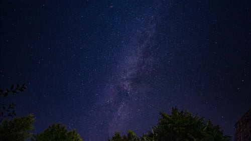 Zeitraffer der Milchstraße bei Nacht, Sterne bewegen sich am dunklen Himmel, Teil des Universums