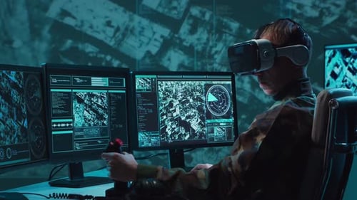 Militärsoldat bedient fortschrittliche Technologie in einer Kommandozentrale