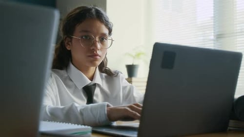 Studentin arbeitet während des Informatikunterrichts am Laptop